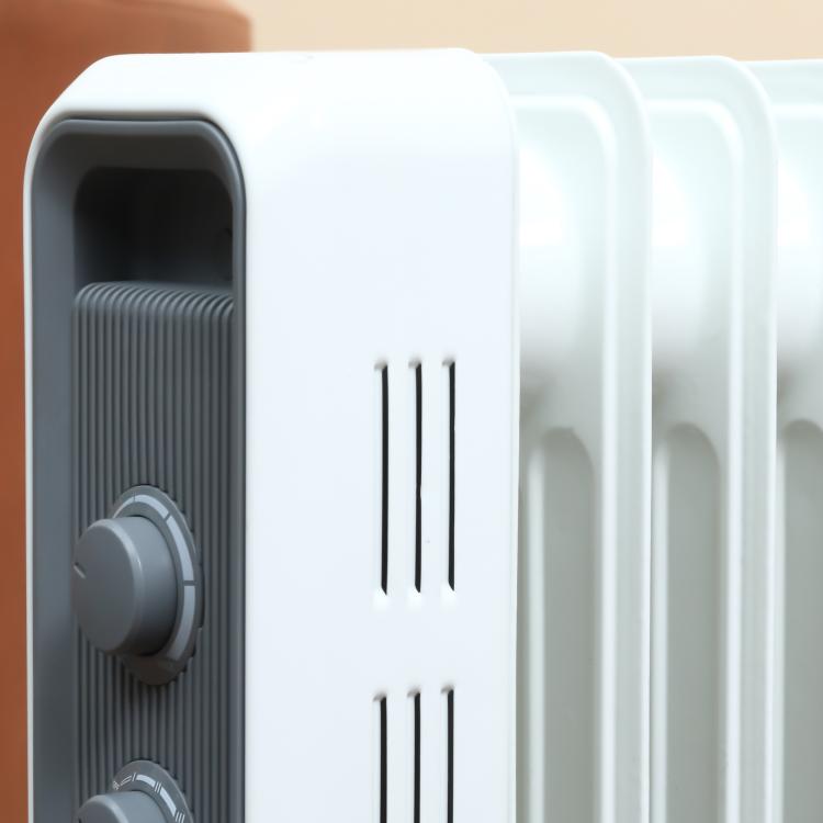 Radiatore a olio da 1500 W, termosifone elettrico portatile con 3 livelli di potenza, spegnimento di sicurezza e ruote, bianco