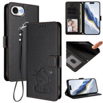 Custodia per telefono in pelle con ciondolo a forma di gatto e cuore in rilievo, completa di cinturino da polso., For iPhone 17 Pro, For iPhone 17