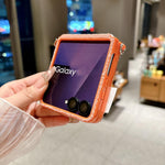 Custodia con cinturino da polso e ganci metallici per Samsung Galaxy Z Flip6/7