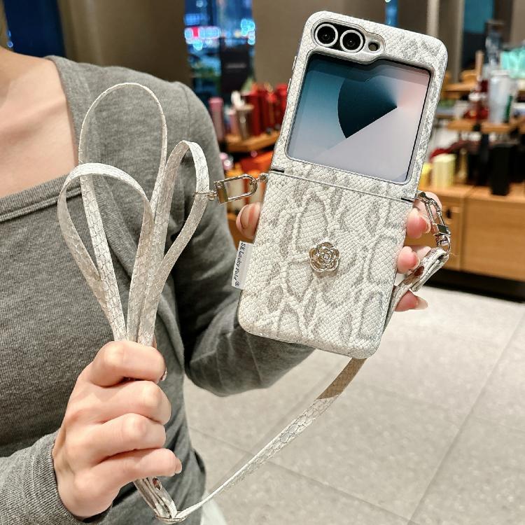 Custodia texture a squame con motivo camelia e tracolla per Samsung Galaxy Z