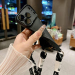 Custodia con tracolla intrecciata per iPhone 15