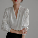 Camicetta donna in raso con scollo a V maniche lunghe