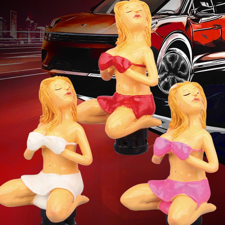 Bellissima modella femminile con pomello del cambio manuale