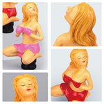 Bellissima modella femminile con pomello del cambio manuale