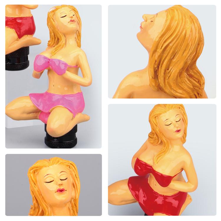 Bellissima modella femminile con pomello del cambio manuale
