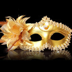 Maschera veneziana con piume e fiori per feste