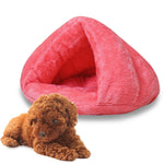 Cuccia triangolare calda per gatti e cani M 40x40x30 cm