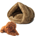 Cuccia triangolare calda per gatti e cani M 40x40x30 cm