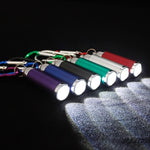 Torcia LED con moschettone e portachiavi colore casuale