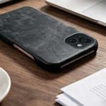 Cover posteriore in ecopelle con chiusura magnetica per iPhone 15