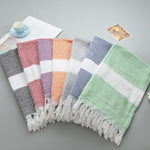 Asciugamano da bagno in cotone a righe con nappe