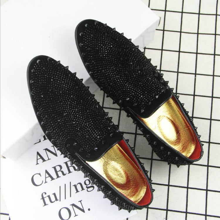 Scarpe basse uomo punta nera con strass e rivetti