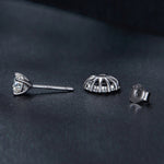Orecchini a bottone rotondi in argento sterling con moissanite