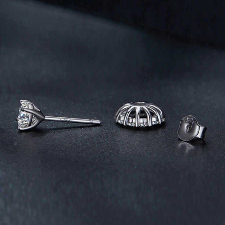 Orecchini a bottone rotondi in argento sterling con moissanite