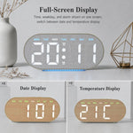 Sveglia digitale con retroilluminazione ambientale, visualizzazione di ora, giorno della settimana, data e temperatura.