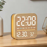Sveglia digitale a LED da tavolo con luce notturna, uscita USB e display dimmerabile.