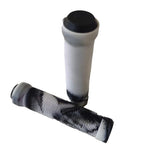 Manopole in gomma antiscivolo e ammortizzanti per manubrio di mountain bike.