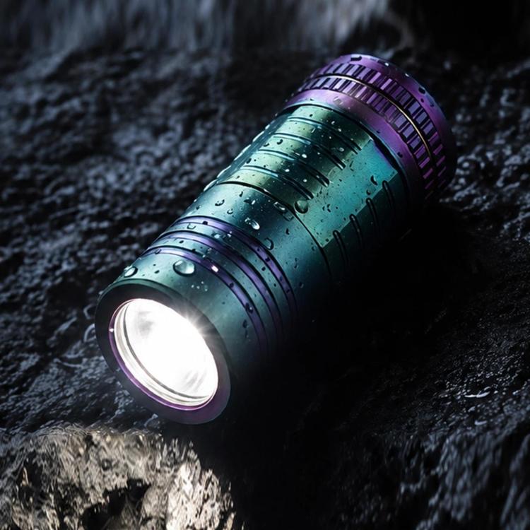 Mini torcia a LED portatile ricaricabile ad alta potenza in lega di titanio con portachiavi