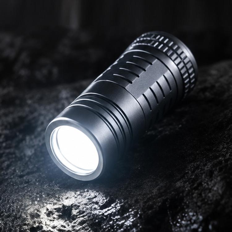 Mini torcia a LED portatile ricaricabile ad alta potenza in lega di titanio con portachiavi