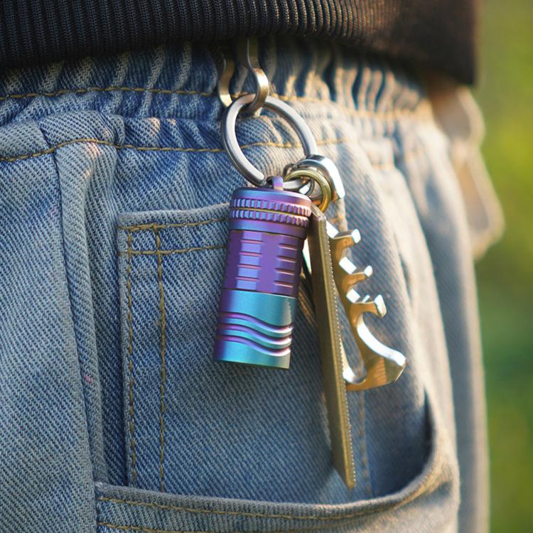 Mini torcia a LED portatile ricaricabile ad alta potenza in lega di titanio con portachiavi