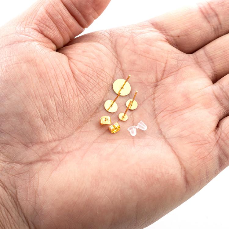 Kit per la creazione di orecchini da 2680 pezzi: monachelle, anellini di giunzione, perni a occhiello, perni a perno piatto con farfalline e pinzette.