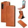 Custodia in pelle con chiusura magnetica verticale per Samsung Galaxy F16 / M16 con fibbia (marrone)