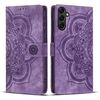 Custodia per telefono in pelle smerigliata retrò con motivo mandala in rilievo per Samsung Galaxy S25+ 5G (viola)