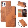 Custodia in pelle con 3 scomparti per carte di credito e motivo a fiori di rosa per iPhone 16 Pro Max (marrone)