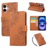 Custodia in pelle con 3 scomparti per carte di credito e motivo a rose in rilievo per iPhone 16 Plus (marrone)