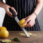 5 PCS Portable Rettangolo Grattugia per formaggio in acciaio inossidabile Strumenti Pelapatate per frutta al limone e cioccolato (scatola dei colori)