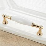 2 PCS 5027-128 Maniglia in ceramica in lega di zinco imitata oro per porta del cassetto dell'armadio, distanza tra i fori: 128 mm