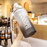 2000ml sfumato glassato colore grande capacità sport acqua tazza all'aperto bottiglia di acqua di paglia portatile (in bianco e nero)