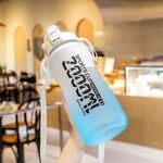2000ml sfumato glassato colorato grande capacità sport acqua tazza all'aperto bottiglia di acqua di paglia portatile (bianco blu)