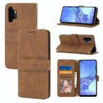 Per Samsung Galaxy A32 5G fibbia magnetica a righe in rilievo in rilievo PU + TPU Custodia in pelle flip orizzontale con supporto e carta Slot & Portafoglio e cornice e fotogrammi e fionda (Brown)