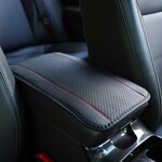 Copri bracciolo centrale per auto, tappetino in fibra di pelle, doppia linea, in rilievo, per bracciolo, 32x19 cm (nero e rosso)