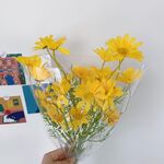 Disposizione dei fiori simulata, ornamento da tavolo, oggetti di scena per foto da picnic, stile: sacchetto trasparente con margherite gialle da 5 pezzi