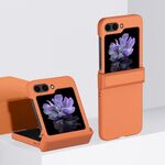 Custodia per PC Skin Feel per Samsung Galaxy Z Flip6 con cerniera (arancione)