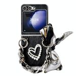 Per Samsung Galaxy Z Flip6 Custodia per cellulare a copertura totale con motivo quadrato a forma di cuore 3D con sciarpa/braccialetto (Nero)