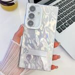 Per Samsung Galaxy S24 5G Placcatura Glitter Texture Fold Holder Custodia per telefono in TPU con pellicola per lenti (rughe bianche)