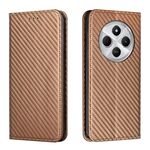 Custodia a libro magnetica in pelle con texture in fibra di carbonio per Redmi A4 5G (marrone)