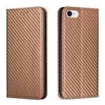 Custodia per iPhone 16e in pelle con texture in fibra di carbonio e chiusura magnetica (marrone)