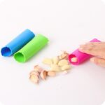 5 pezzi di resina morbida a forma di tubo riutilizzabile magico portatile rotolamento aglio pelapatate utensili da cucina (consegna a colori casuali)