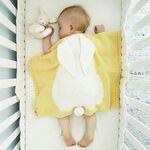 Coperta lavorata a maglia per neonato con orecchie stereoscopiche (gialla)