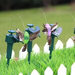 Ornamenti Vibrazione Alimentato ad energia solare Danza Colibrì volanti con piuma, Parete da giardino Decorazione da giardino Giardinaggio Decorazione pastorale Giocattoli, Consegna a colori casuali
