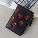 Portamonete in pelle PU con ricamo ciliegia (nero)