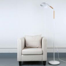 Lampada da terra con telaio in legno e metallo ad angolo regolabile (bianca)