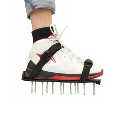 Giardino Prato Attrezzi da giardino Scarificatore per erba Scarpe con punte con 4 fibbie in plastica (nere)