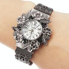 Orologio al quarzo con bracciale fiore in rilievo retrò per donna (bianco argento)