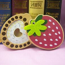 Scatola di conservazione in legno per denti da bambino conservati alla fragola (adesivi inglesi)