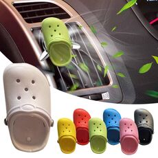 2 pezzi di scarpe carine a forma di ornamento per la decorazione della presa d'aria dell'auto con aromaterapia (colore casuale)